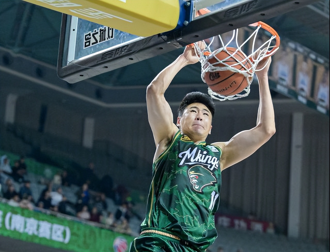 包含今夜西汉姆备战CBA季后赛；强势反弹细节曝光；态度坚定；训练强度明显提升的词条