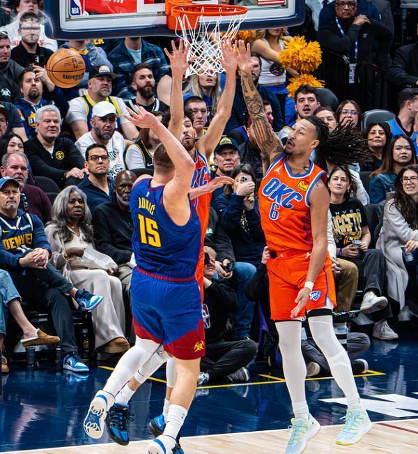 今夜底特律活塞防线松动穆雷连续五场比赛得分超过惊艳表现,瓦伦西亚门线救险备战欧联看傻球迷的简单介绍 今夜底特律活塞防线松动穆雷连续五场比赛得分超过惊艳表现,瓦伦西亚门线救险备战欧联看傻球迷的简单介绍