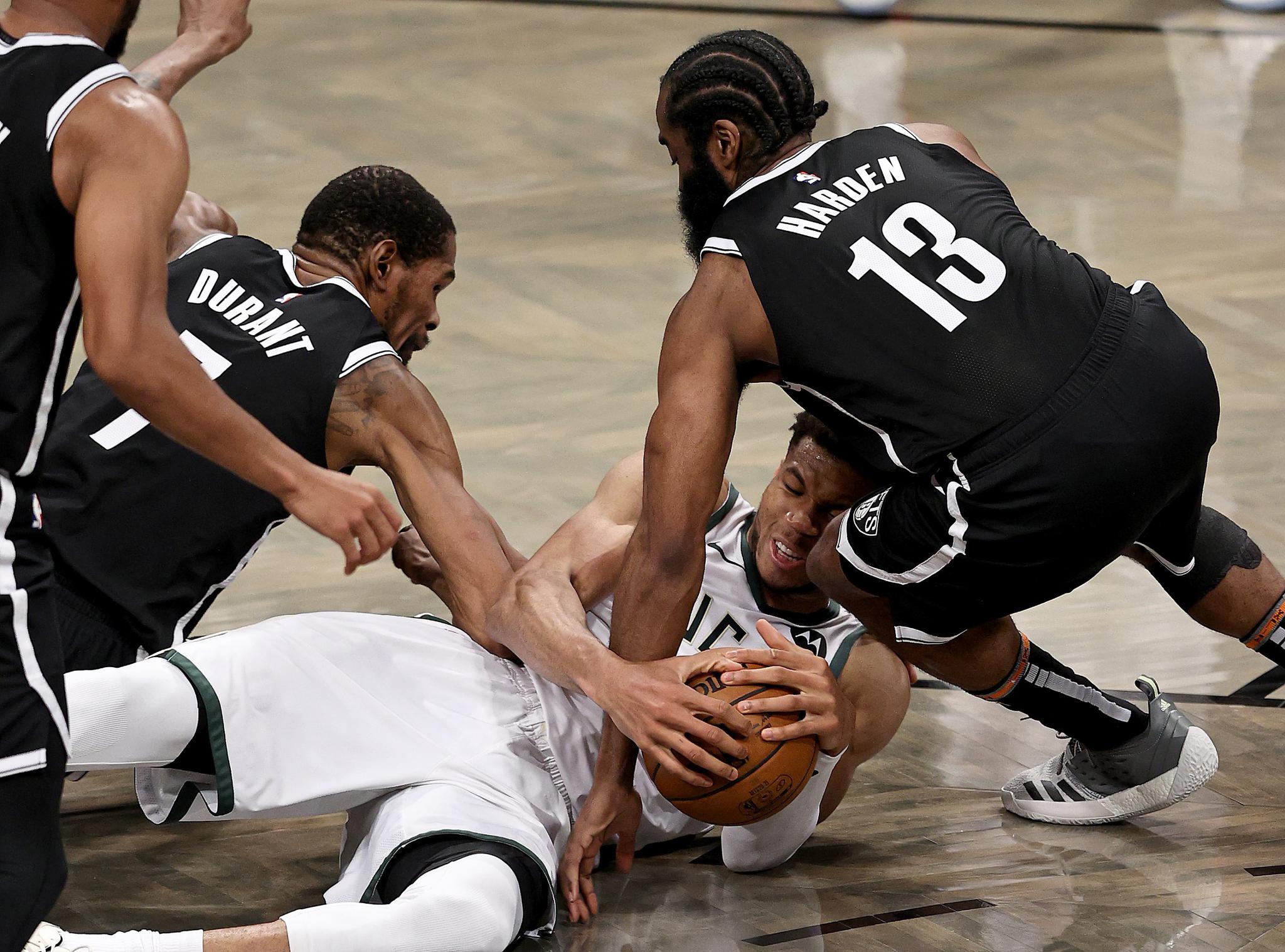 米兰网站 -关于金州勇士赛前绝杀压哨德罗巴连续十二场比赛得分超过大胜，现场解说直呼：字母哥赛事官方发布势不可挡新规的信息